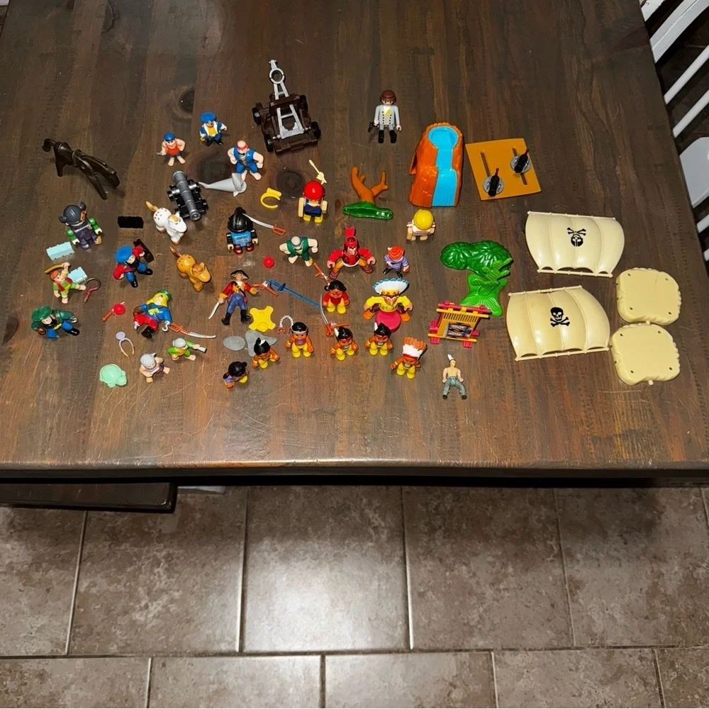 Mixed Lot Of Vtg Native American Toy Figures & Pirate Toy Figures + Accessories
